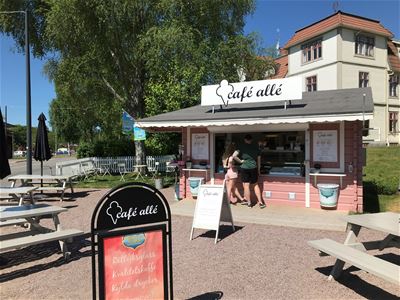Cafe med bänkar och bord.