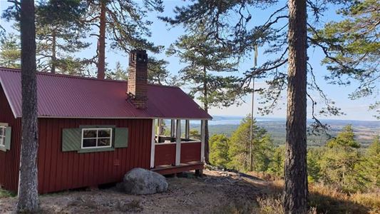 Red cabin at viewpoint.