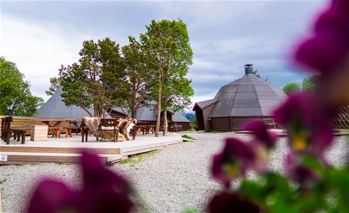 På gårdsplassen Tromsø Villmarkssenter