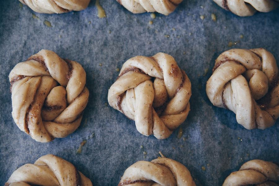 Learn how to bake Swedish cinnamon buns, Vaxholms bed & breakfast