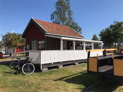 The house on which porch you will find the outdoor exhibition.