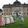Människor i 1700-tals kläder utanför Österbybruks herrgård