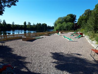Grusplan med flera minigolfbanor. 
