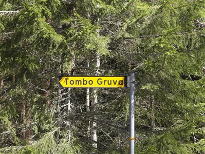 Yellow sign showing the direction to Tombo Gruva.