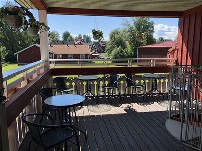 Balcony with dinnerplace.