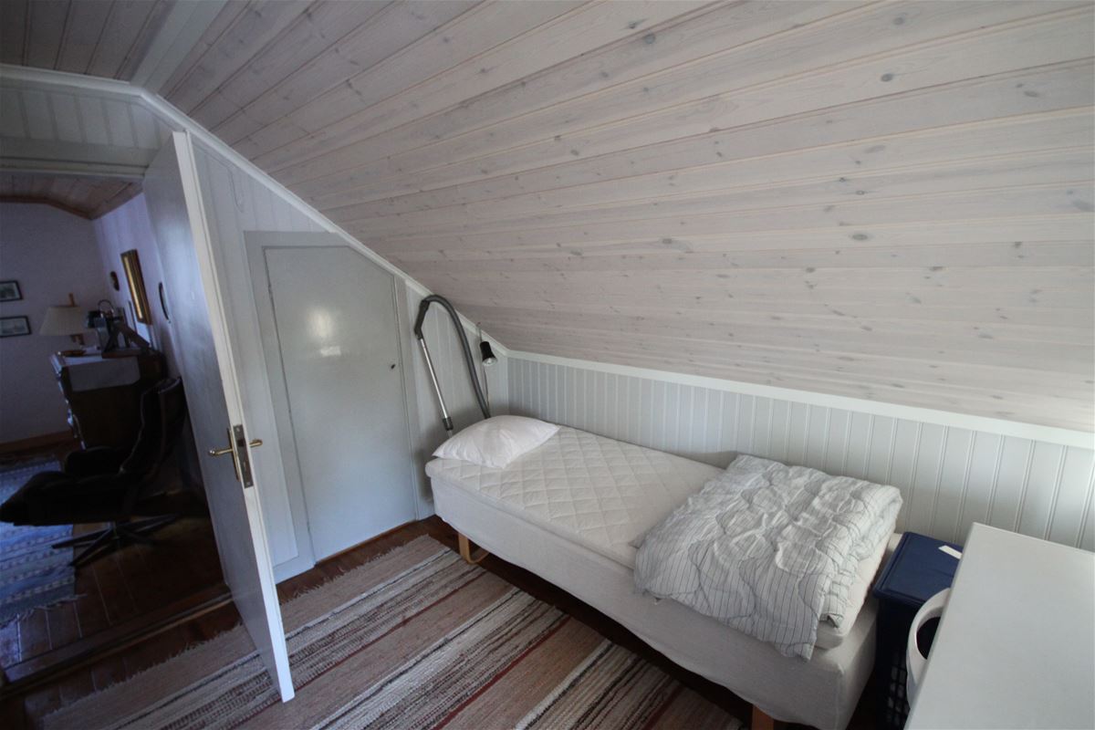 Hall on the upper floor with a single bed.