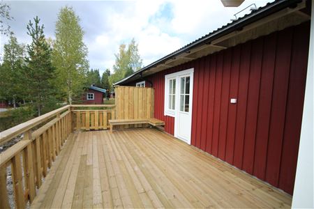 Altan på baksidan av stugan.