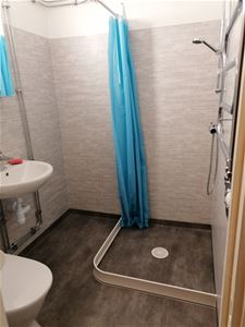 Badrum med dusch.