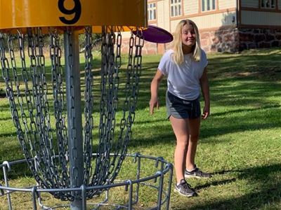 Two activities - discgolf and visit the Swimming Centre Mariebad in Mariehamn