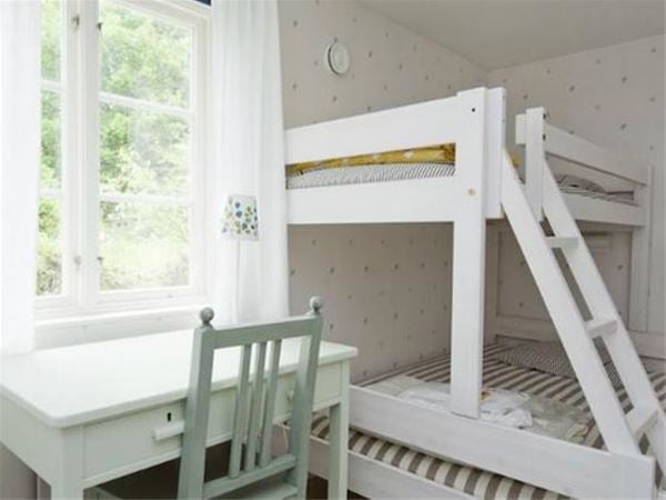 Bed room with bunk bed 