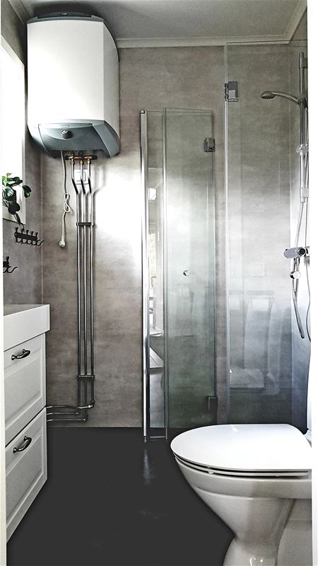 Shower with big glazed doors.