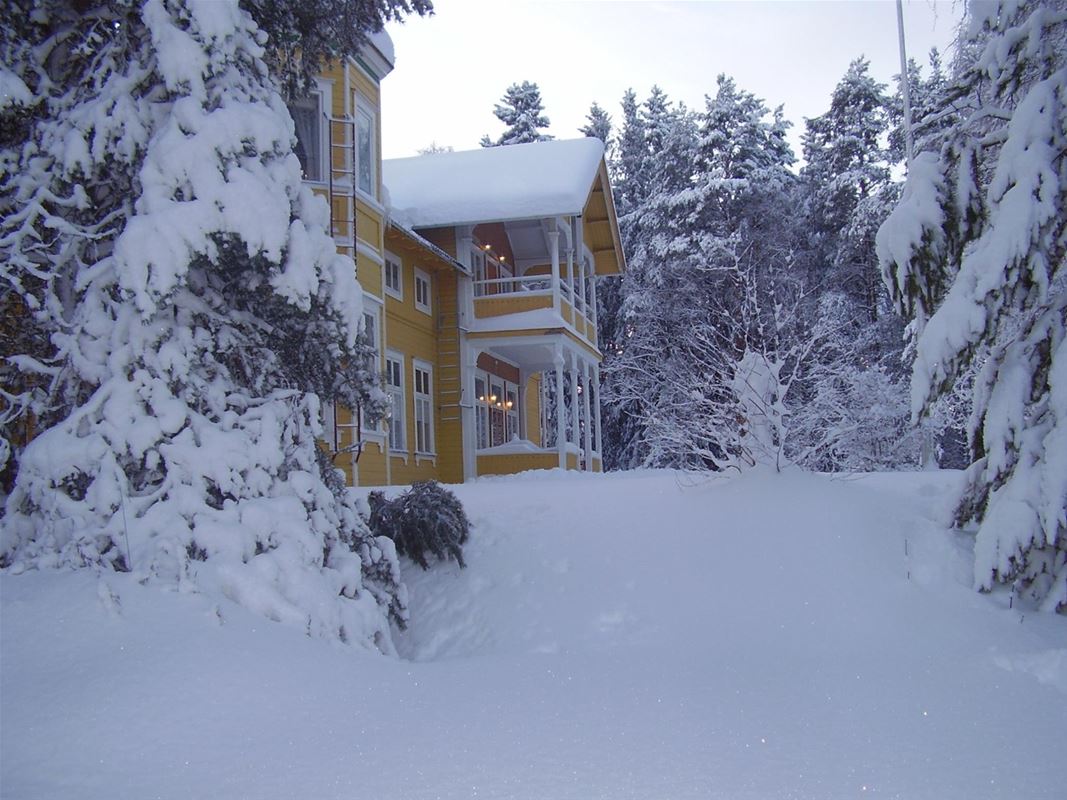 Mycket snö på gården vid turistgården.