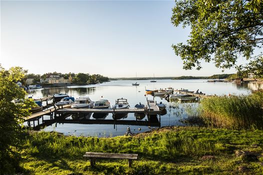 Båtbryggor vid Gräsvik längs Wämöleden