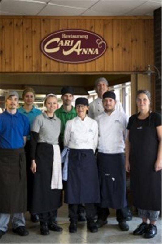 Bild på personalen, röd skylt Restaurang Cari Anna.