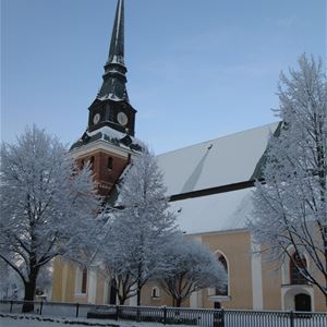 Mora kyrka i vinterskrud.