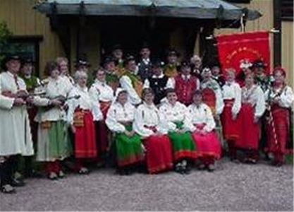 The whole dancegroup in front of the Zorngarden Mora.