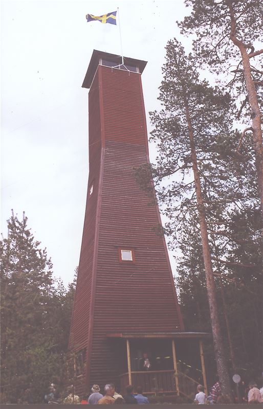 Rött högt torn i trä.