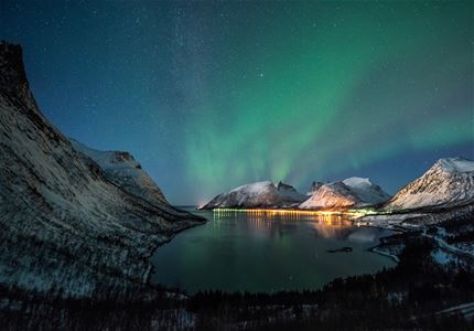 Nordlys over hav og fjell
