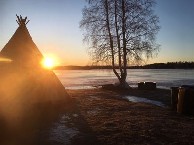 A hut by Lake Öjesjön at sunset.