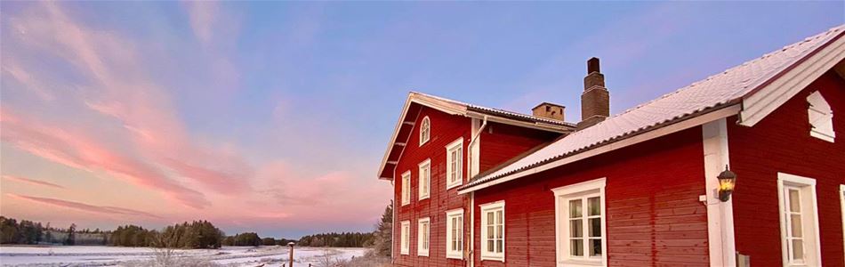 Rödmålad byggnad i två våningar.