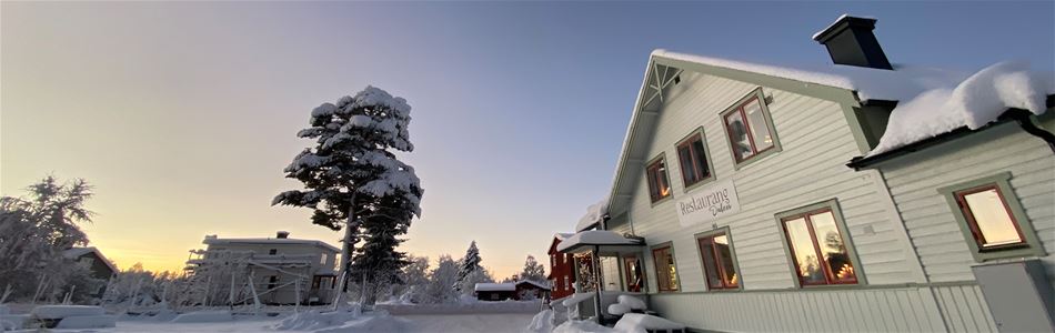 Vitt hus i två våningar.