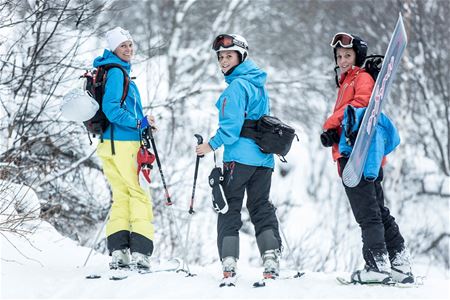 Tre skidåkare i slalombacken.
