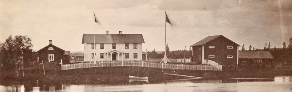 En äldre bild på gården med älven rinnandes i förgrunden.