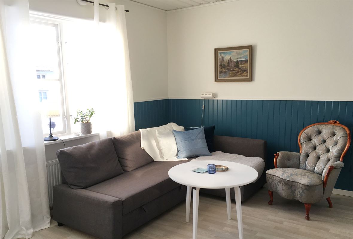 Soffa och fåtölj med bord.