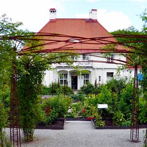 Trädgårdens hus, vit byggnad och rosträdgård