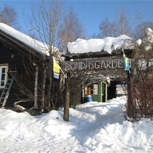 Vinter, ingång till Bondasgården med namnskylt ovanför entren. 