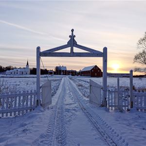  © Senja Moments, Porten inn til Tranøya om vinteren
