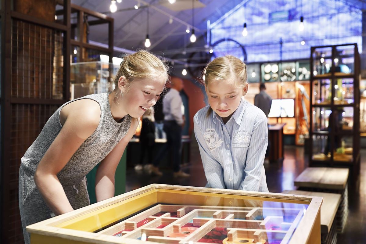 Två flickor spelar ett spel i Gruvmuseet.