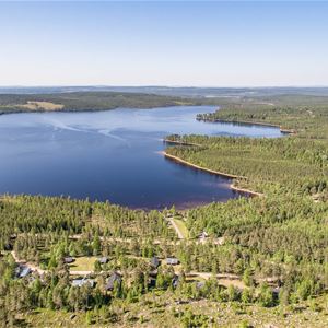 Flygbild över Tyngsjö vildmark och sjön. 
