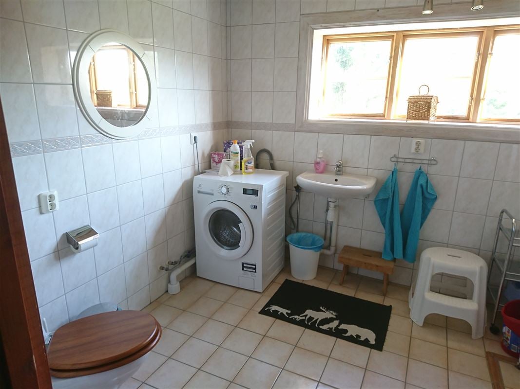 Bathroom with a washing machine.