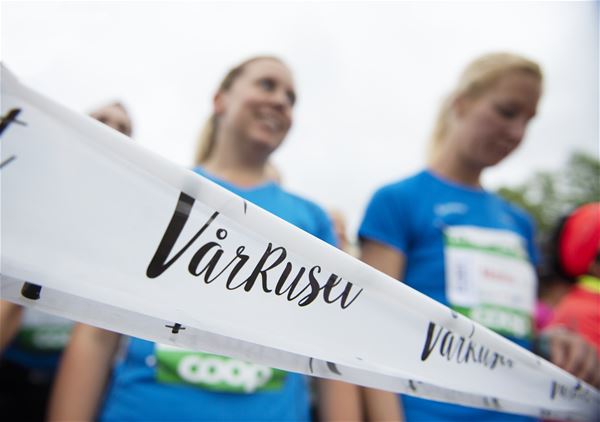  &copy; copy: varruset.se, Texten vårruset står på ett plastband framför ett gäng startande tjejer