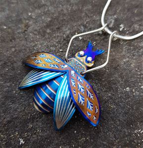 Smycke utformat och målad som en fluga.