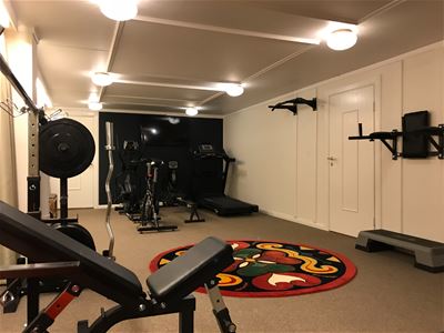 Gym i en källarlokal. 