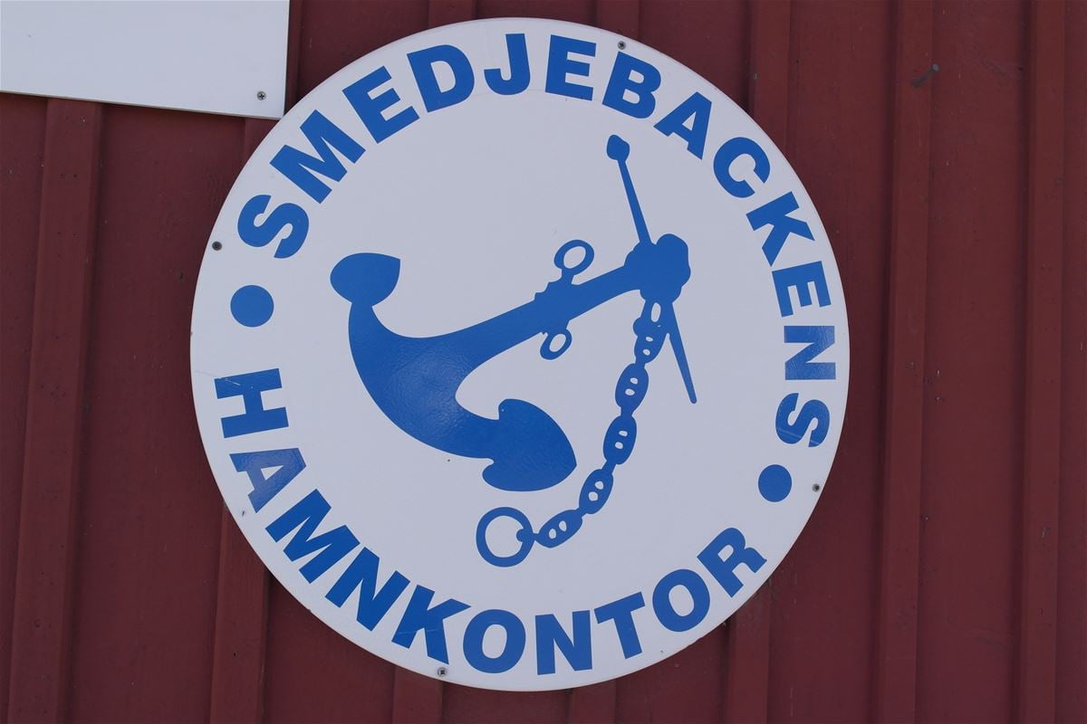 A sign with the text Smedjebacken´s harbor office.