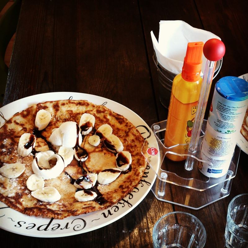 Pannkaka med skivad banan och chokladtopping. 