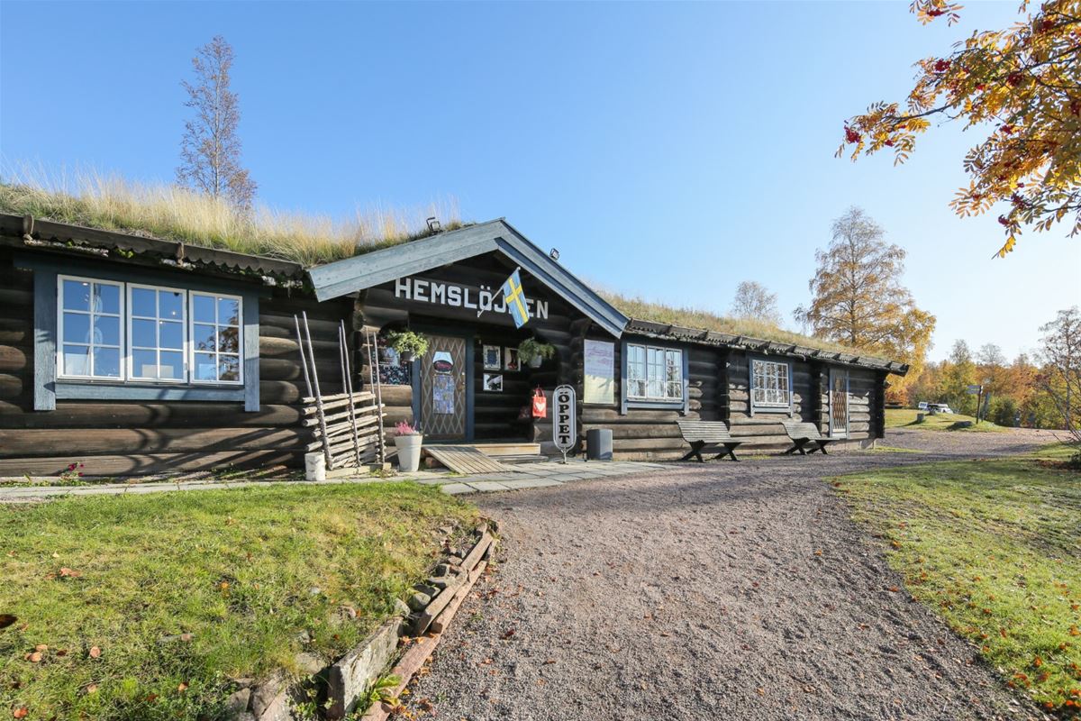 Grey timbered reception-house with grass on the roof. 