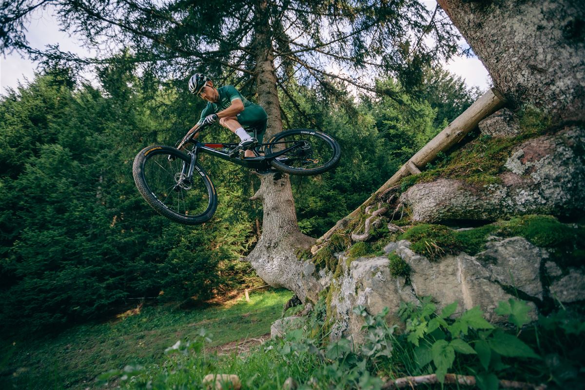 Man jumping with mtb.