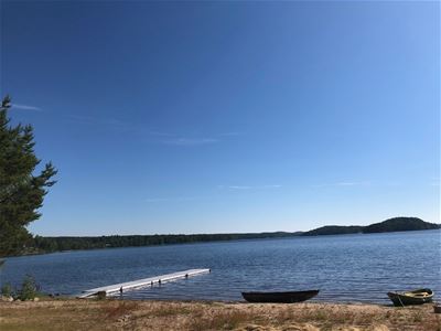 Utsiktsbild över sjö med båtar i förgrunden vid strandkant