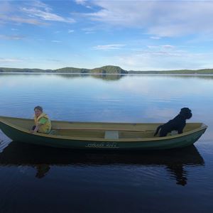 Gabriel Brånby,  © Gabriel Brånby, Eka ute på vattnet med hund och människa