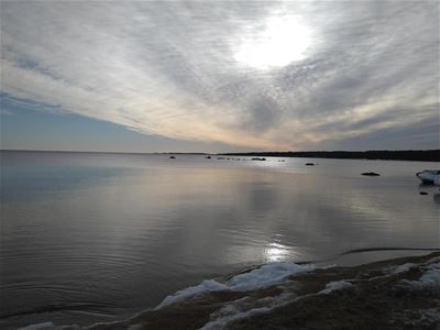 Utsiktsbild över havet med solhimmel