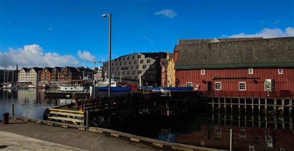 gamle trebygninger ved sjøen