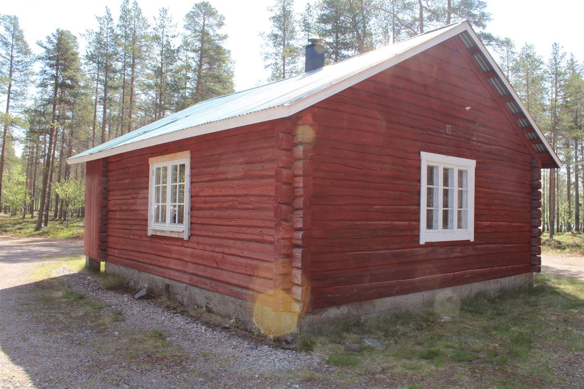 Exteriör av en koja vid sjön Hällsjön.
