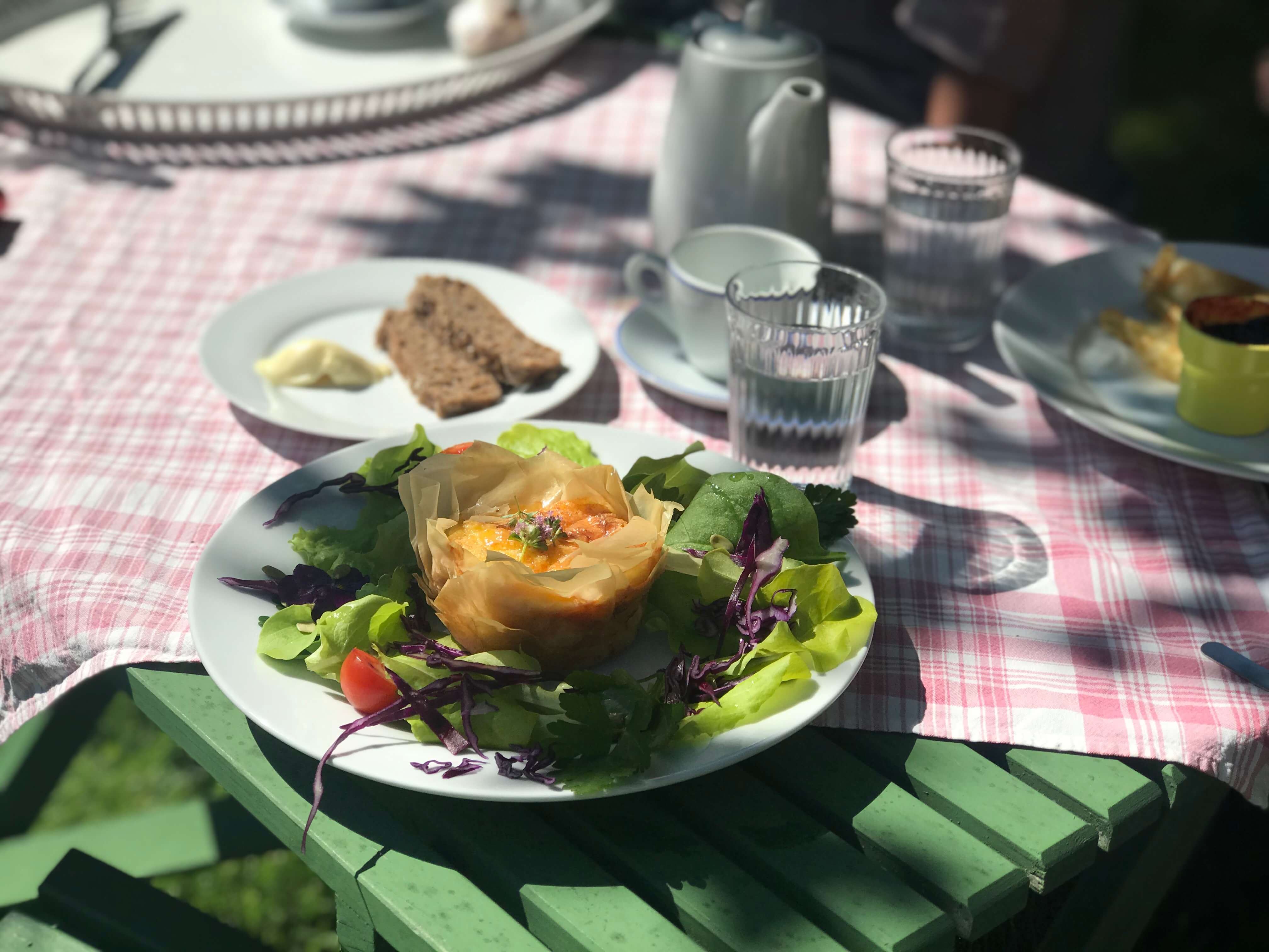 Trädgårdskafé på Hälsingegården Erik-Anders