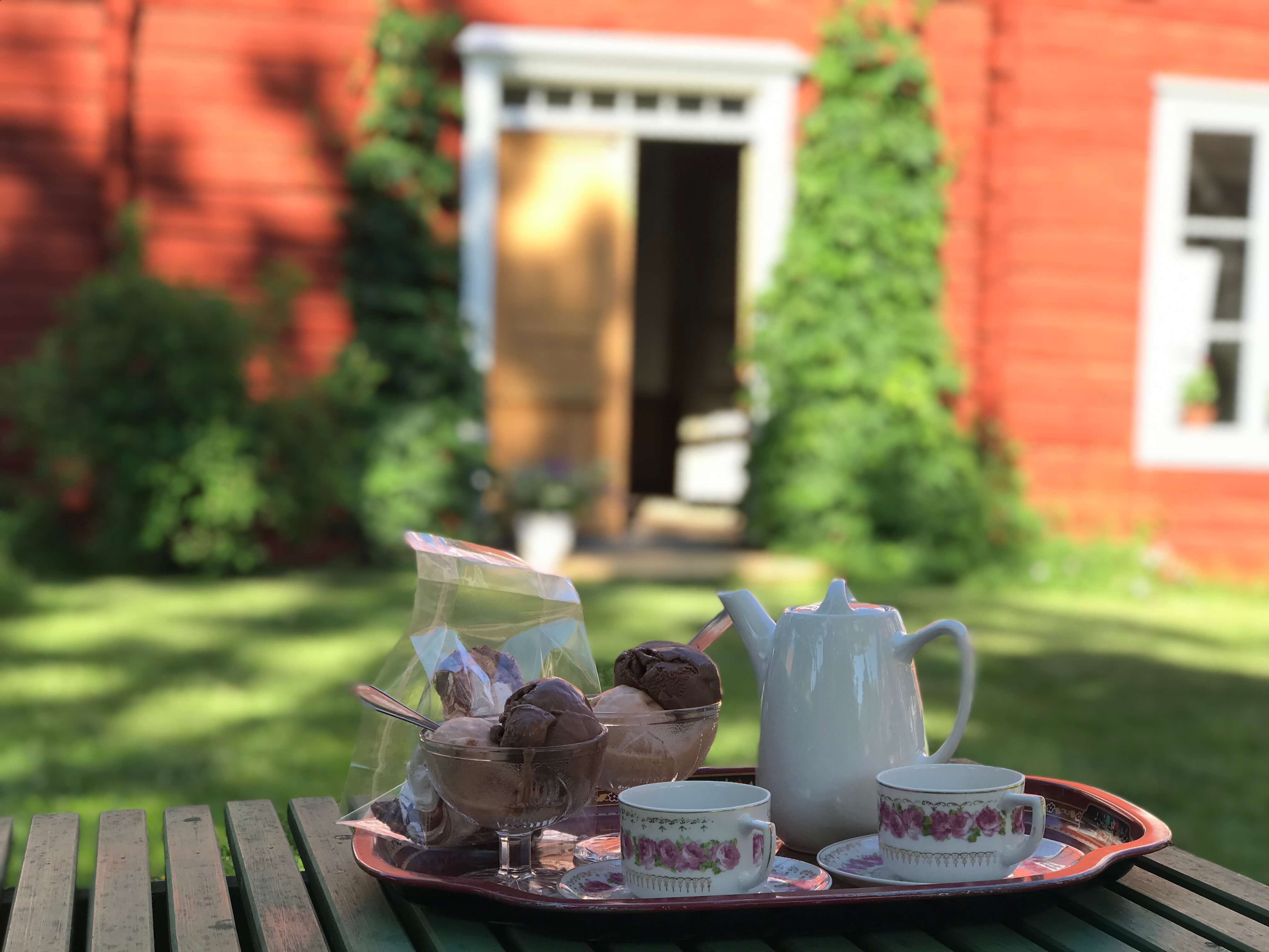 Trädgårdskafé på Hälsingegården Erik-Anders