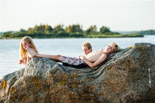 Barn på badklippor