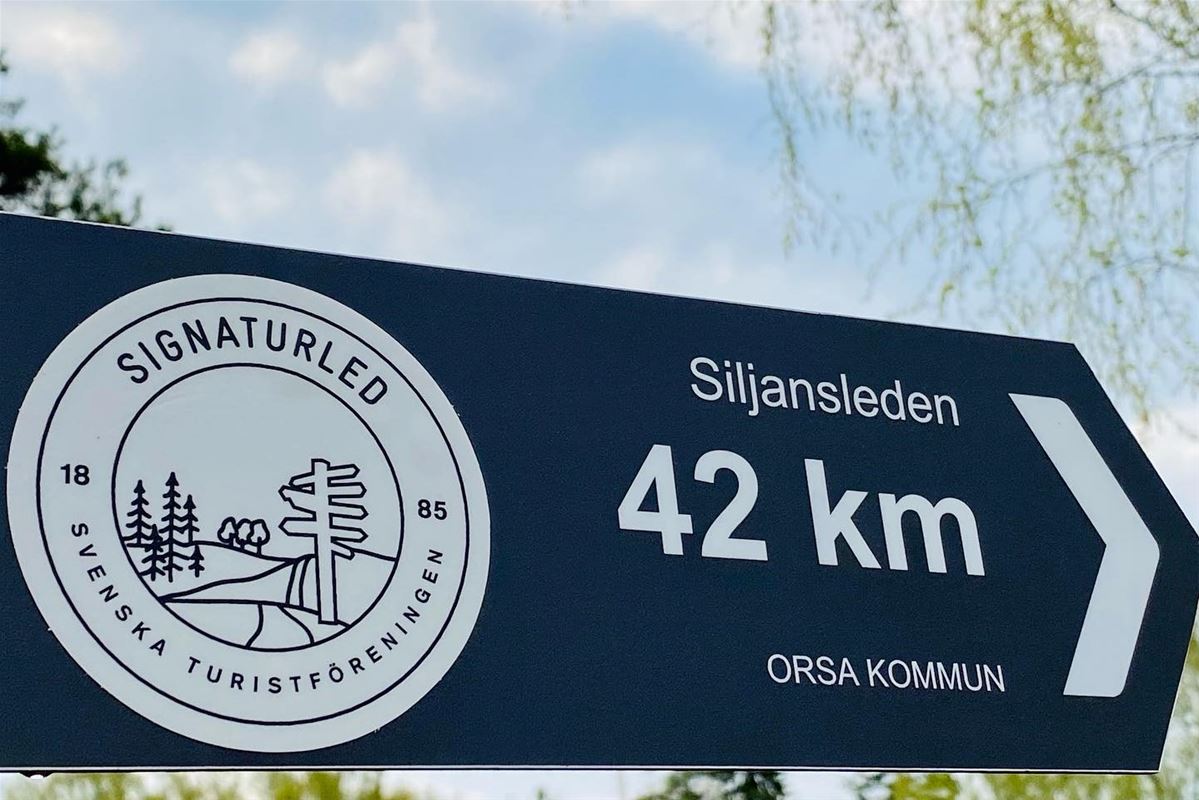 Sign pointing to Siljansleden walking path.